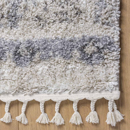 שטיח קזבלנקה 10 לבן/אפור/קרם עם פרנזים | השטיח האדום