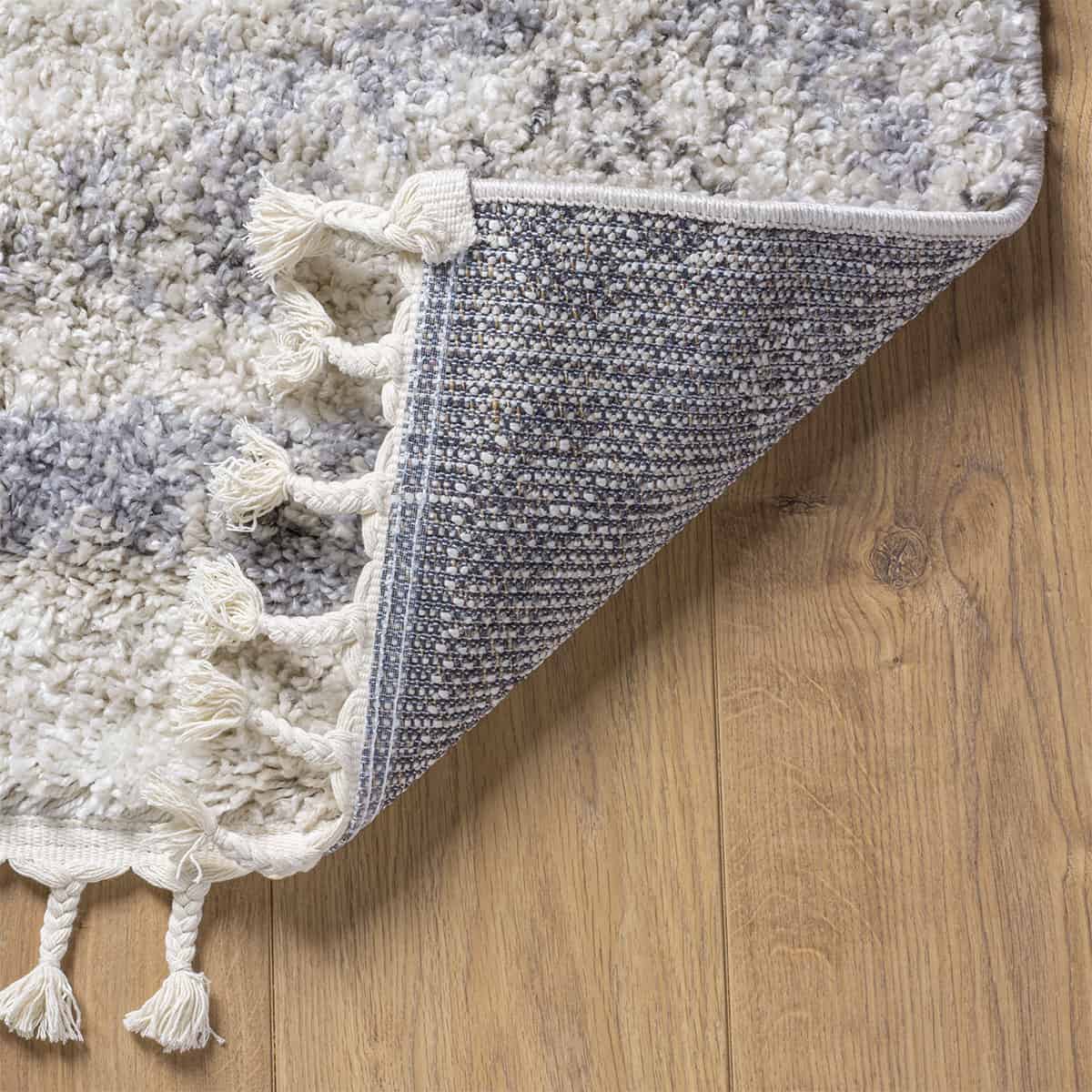 שטיח קזבלנקה 10 לבן/אפור/קרם עם פרנזים | השטיח האדום