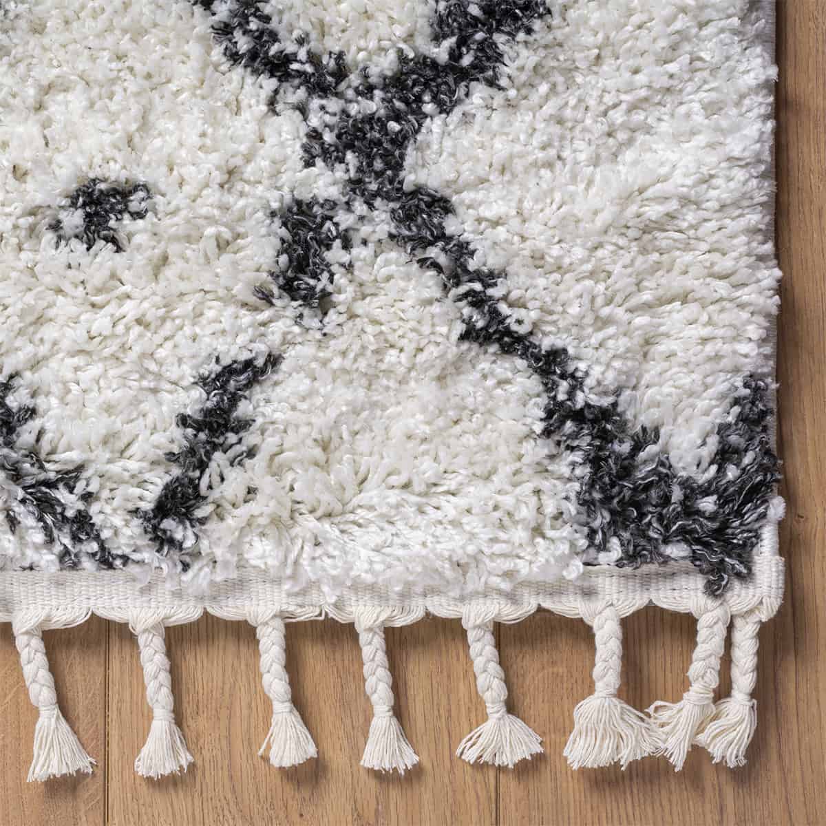 שטיח קזבלנקה 09 לבן/שחור ראנר עם פרנזים | השטיח האדום