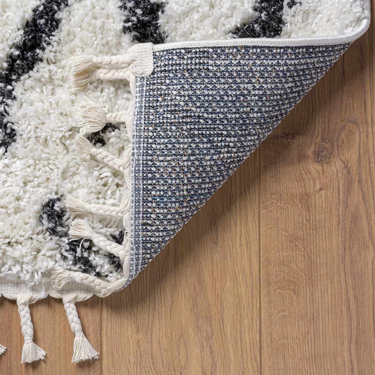 שטיח קזבלנקה 09 לבן/שחור עם פרנזים | השטיח האדום