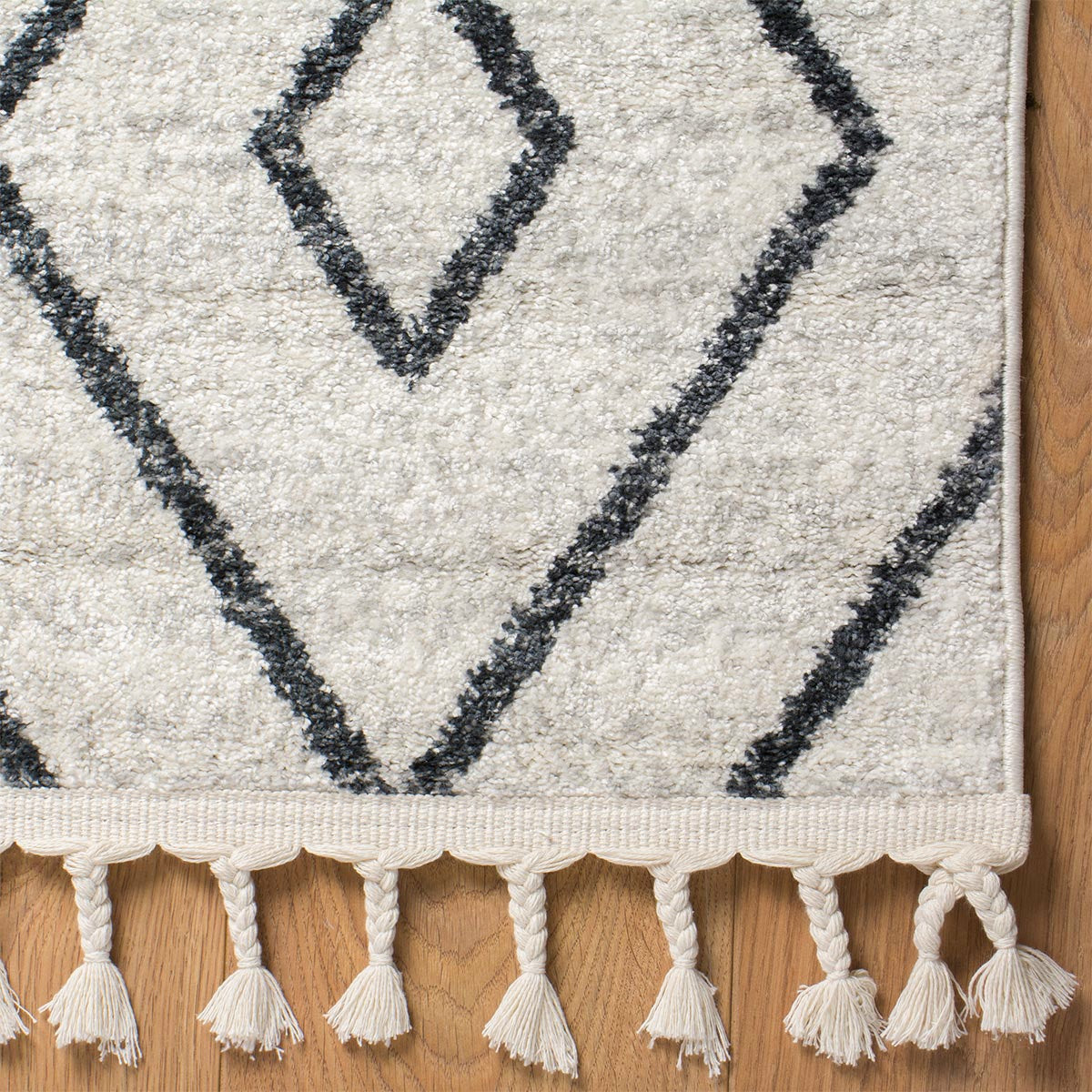 שטיח מרקש 26 קרם/שחור עם פרנזים | השטיח האדום