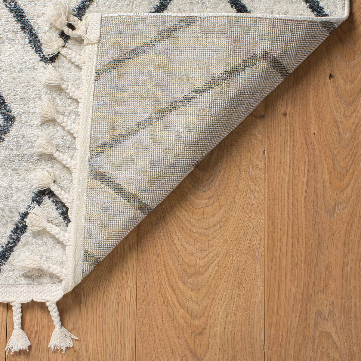 שטיח מרקש 26 קרם/שחור עם פרנזים | השטיח האדום