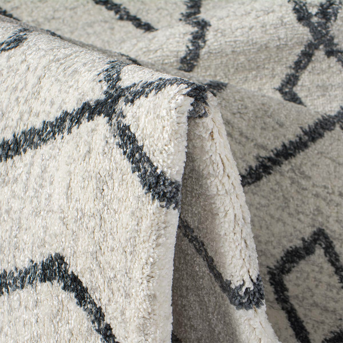 שטיח מרקש 26 קרם/שחור עם פרנזים | השטיח האדום