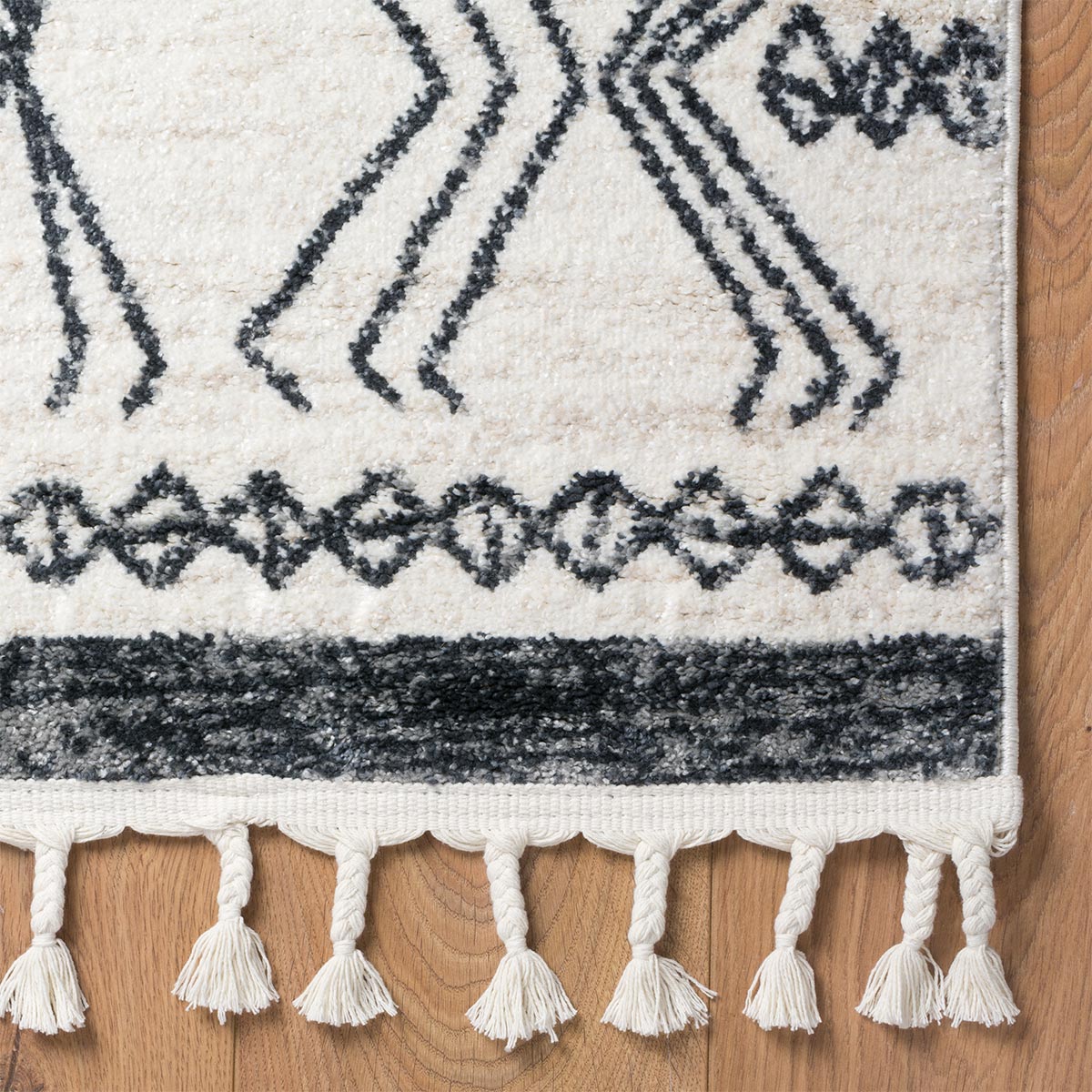 שטיח מרקש 23 קרם/שחור עם פרנזים | השטיח האדום