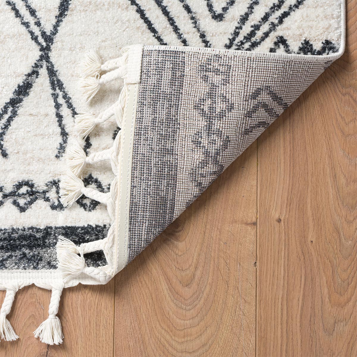 שטיח מרקש 23 קרם/שחור עם פרנזים | השטיח האדום