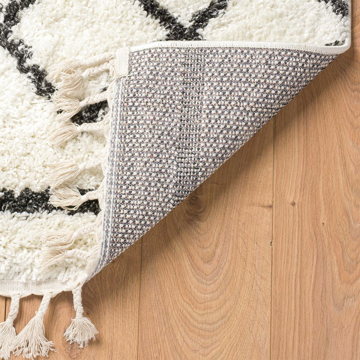 שטיח קזבלנקה 07 לבן/שחור עם פרנזים | השטיח האדום