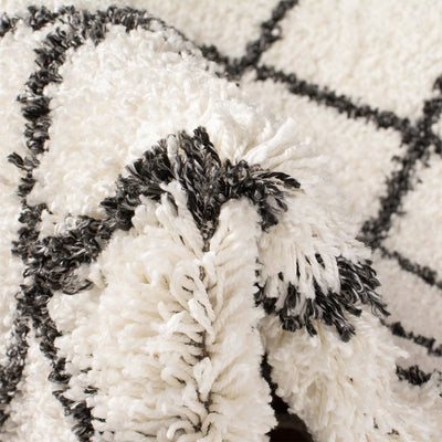 שטיח קזבלנקה 07 לבן/שחור עם פרנזים | השטיח האדום