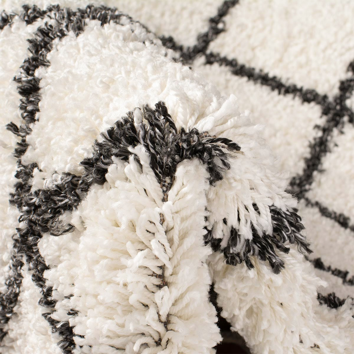 שטיח קזבלנקה 07 לבן/שחור עגול | השטיח האדום