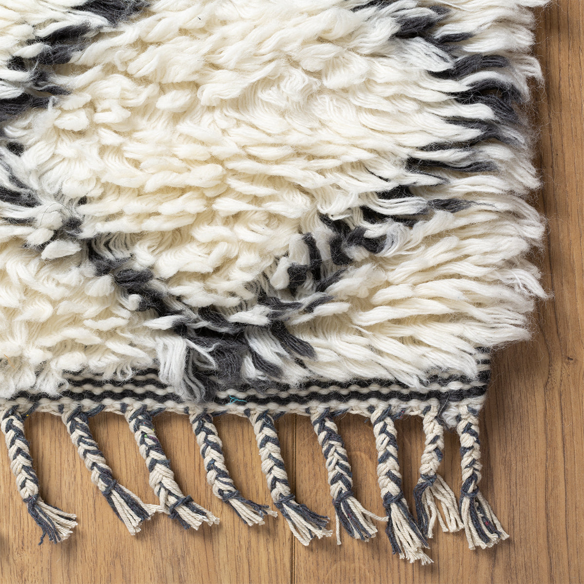 שטיח ברבר מרוקאי 02 לבן/שחור עם פרנזים | השטיח האדום