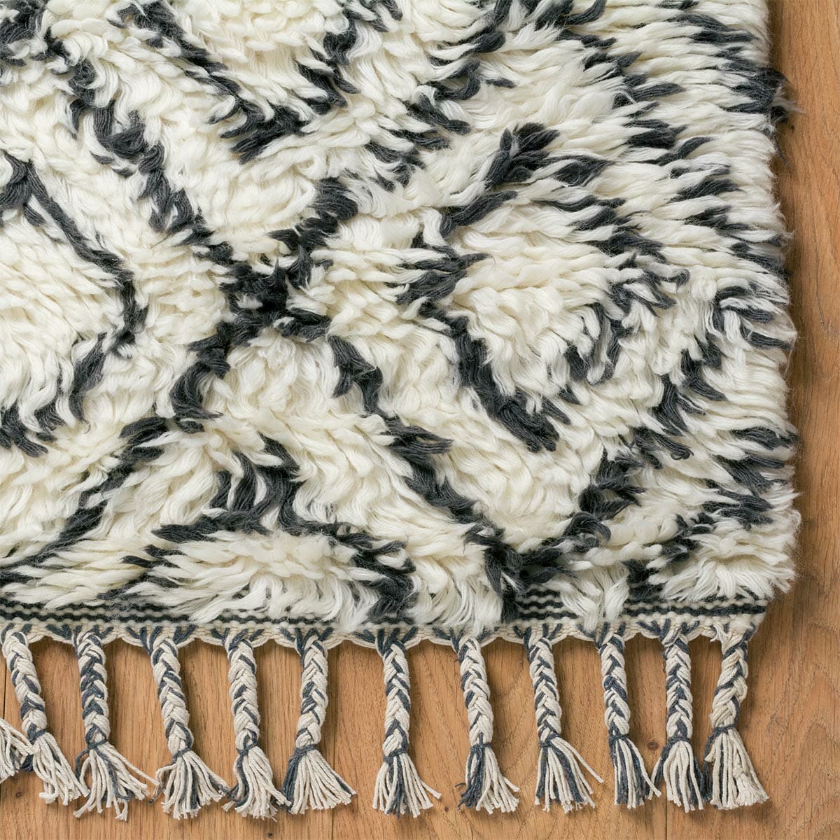 שטיח ברבר מרוקאי 05 לבן/שחור ראנר עם פרנזים | השטיח האדום