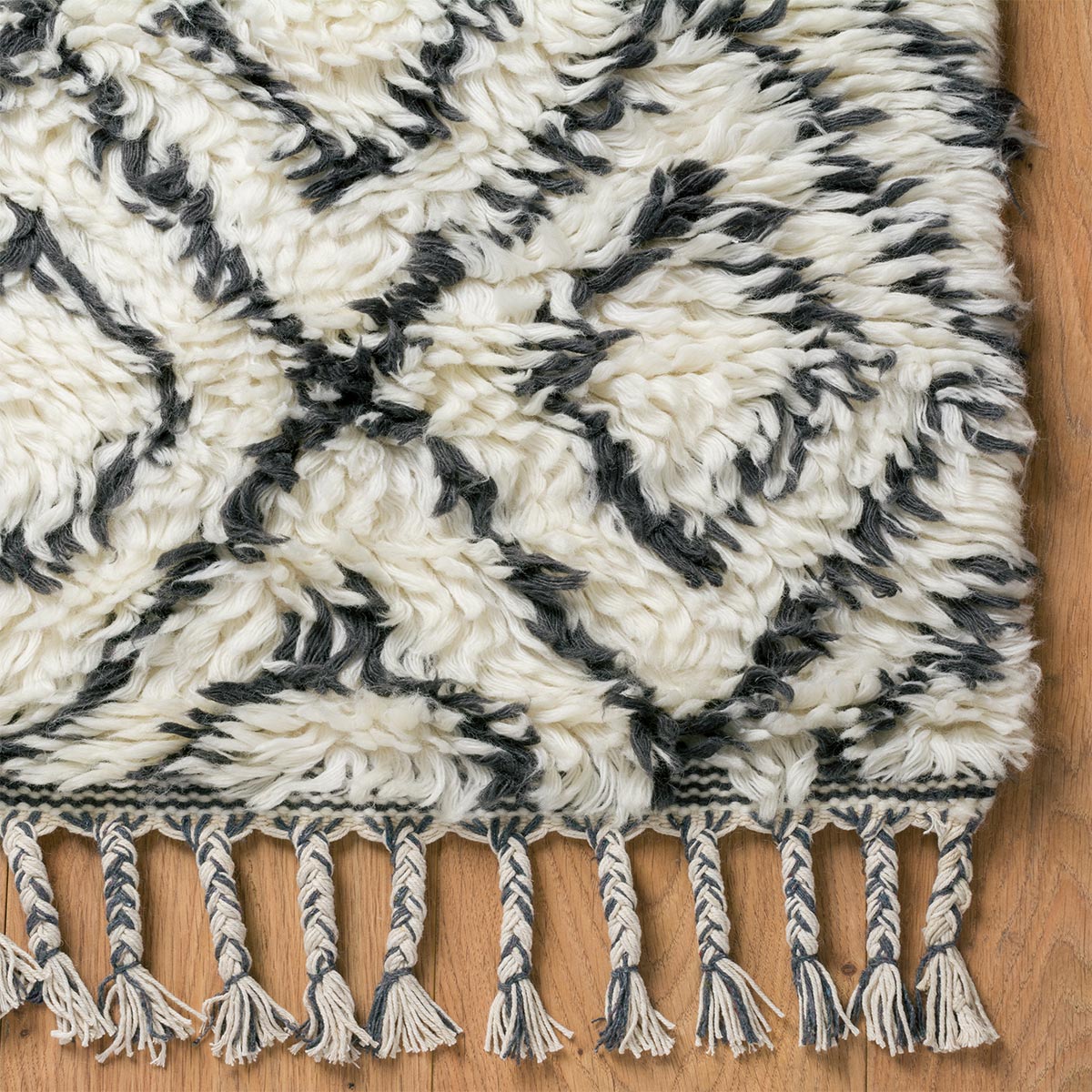 שטיח ברבר מרוקאי 05 לבן/שחור עם פרנזים | השטיח האדום