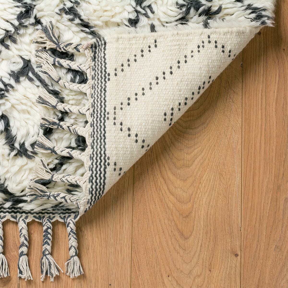 שטיח ברבר מרוקאי 05 לבן/שחור ראנר עם פרנזים | השטיח האדום