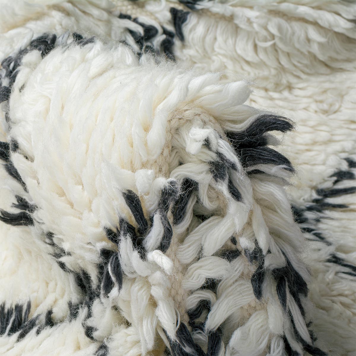 שטיח ברבר מרוקאי 05 לבן/שחור עם פרנזים | השטיח האדום