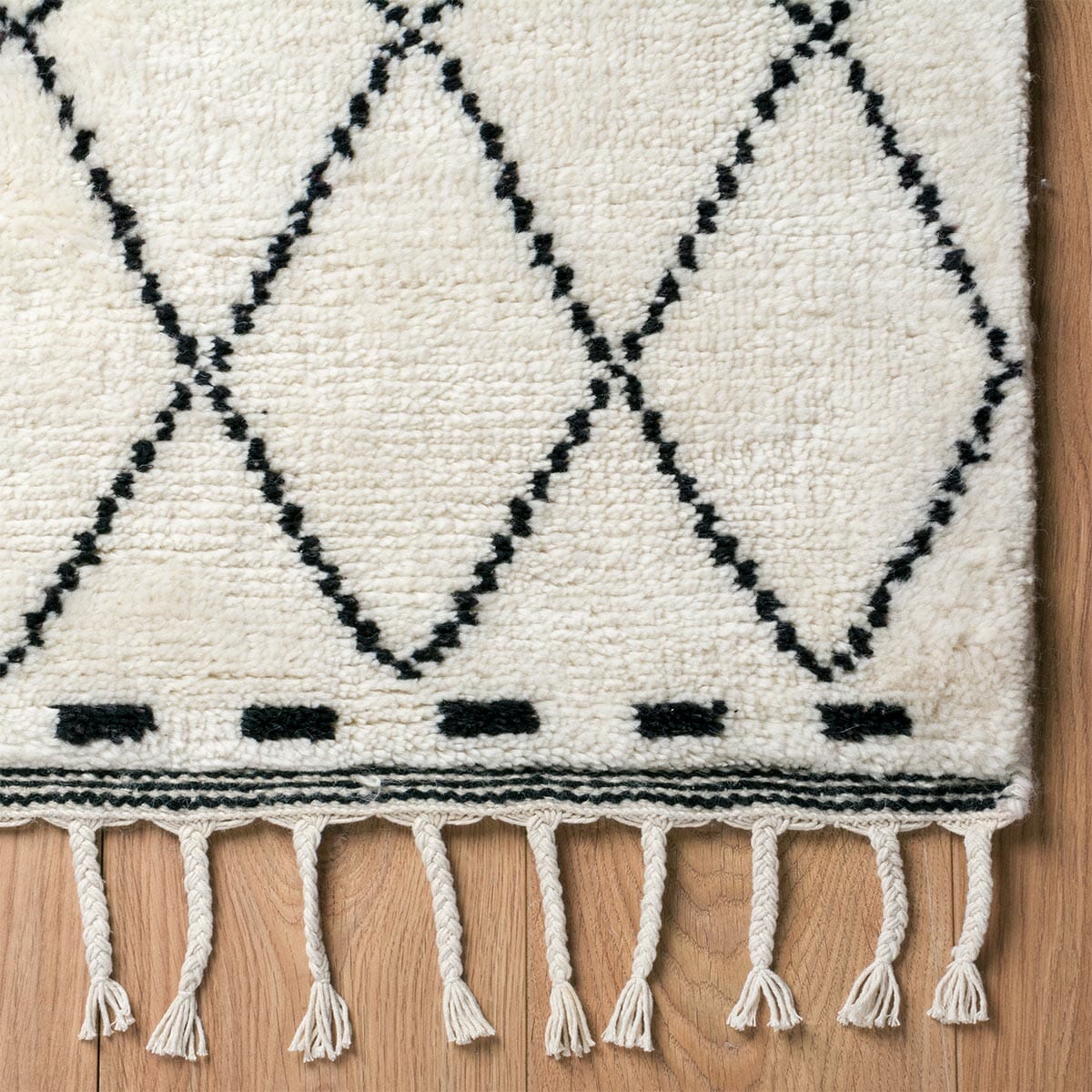 שטיח ברבר מרוקאי 01 לבן/שחור ראנר עם פרנזים | השטיח האדום