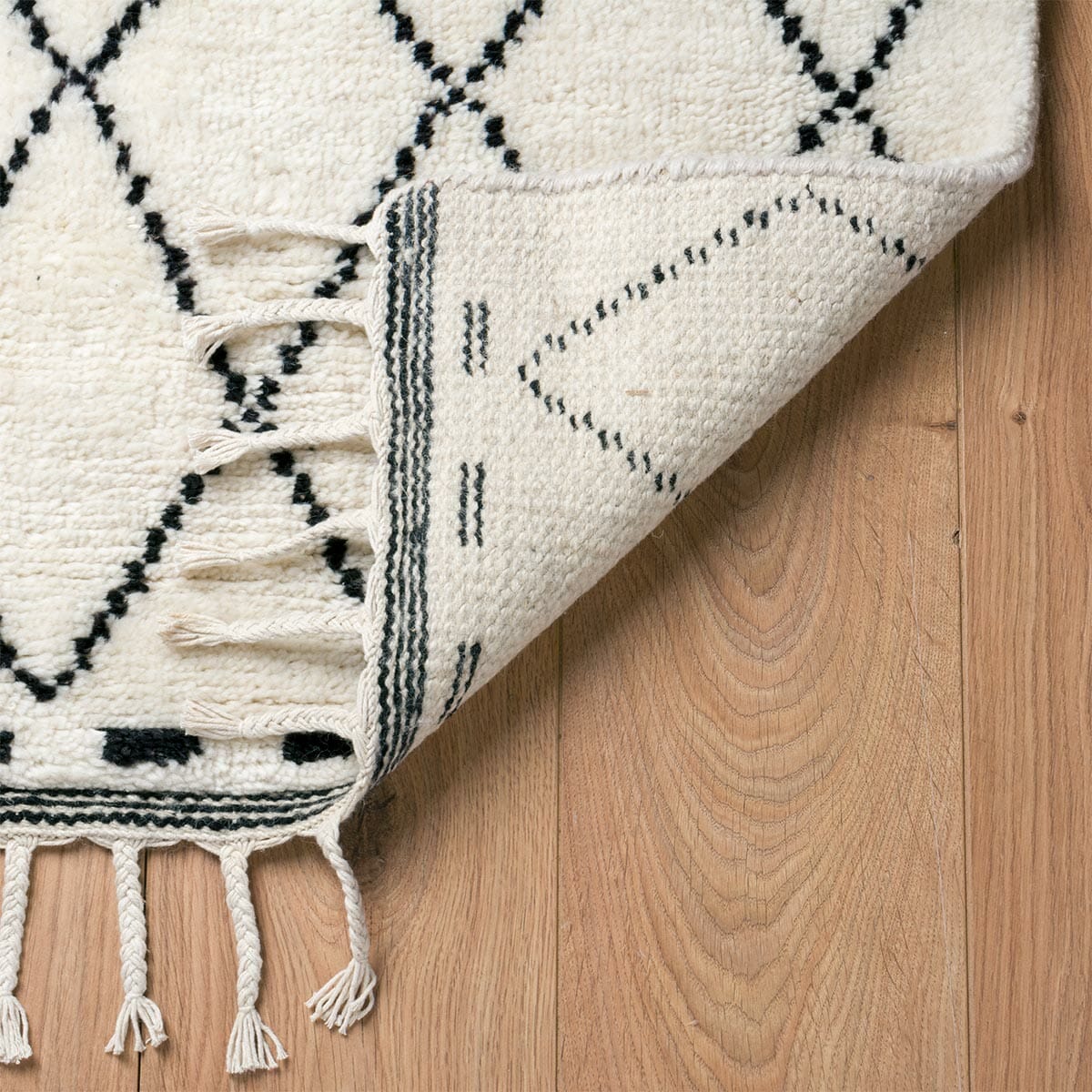 שטיח ברבר מרוקאי 01 לבן/שחור ראנר עם פרנזים | השטיח האדום