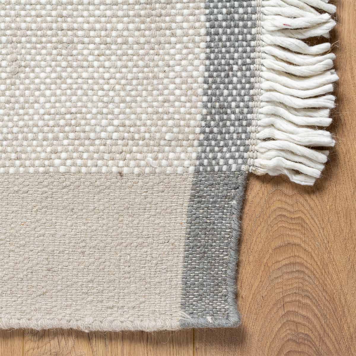  שטיח קילים סקנדינבי 21 אפור בהיר עם פרנזים | השטיח האדום 