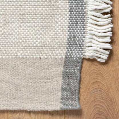  שטיח קילים סקנדינבי 21 אפור בהיר עם פרנזים | השטיח האדום 