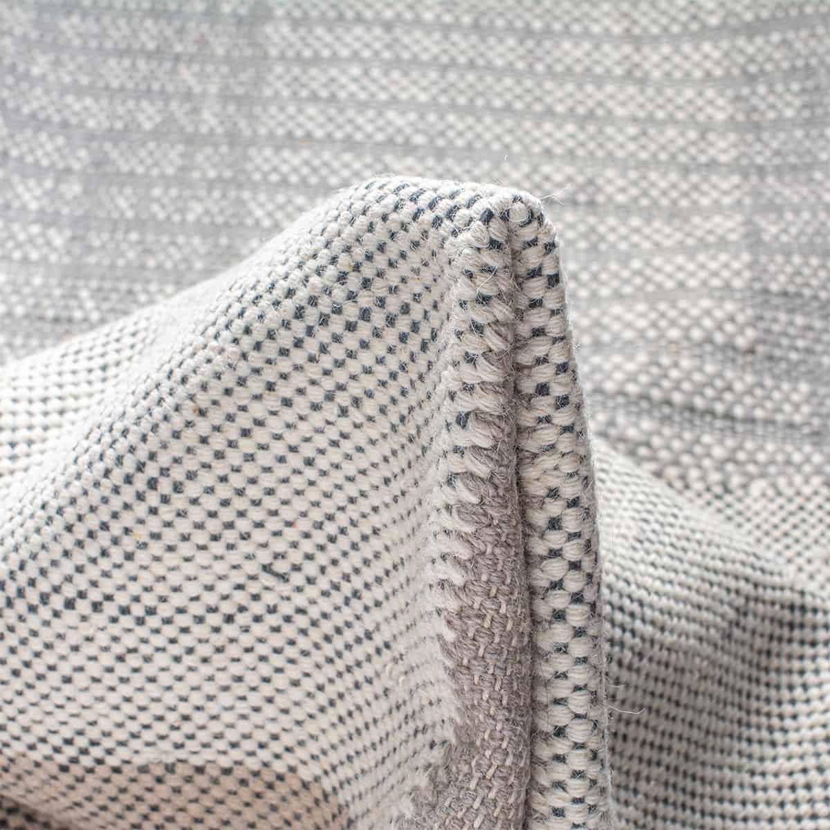  שטיח קילים סקנדינבי 21 אפור בהיר עם פרנזים | השטיח האדום 