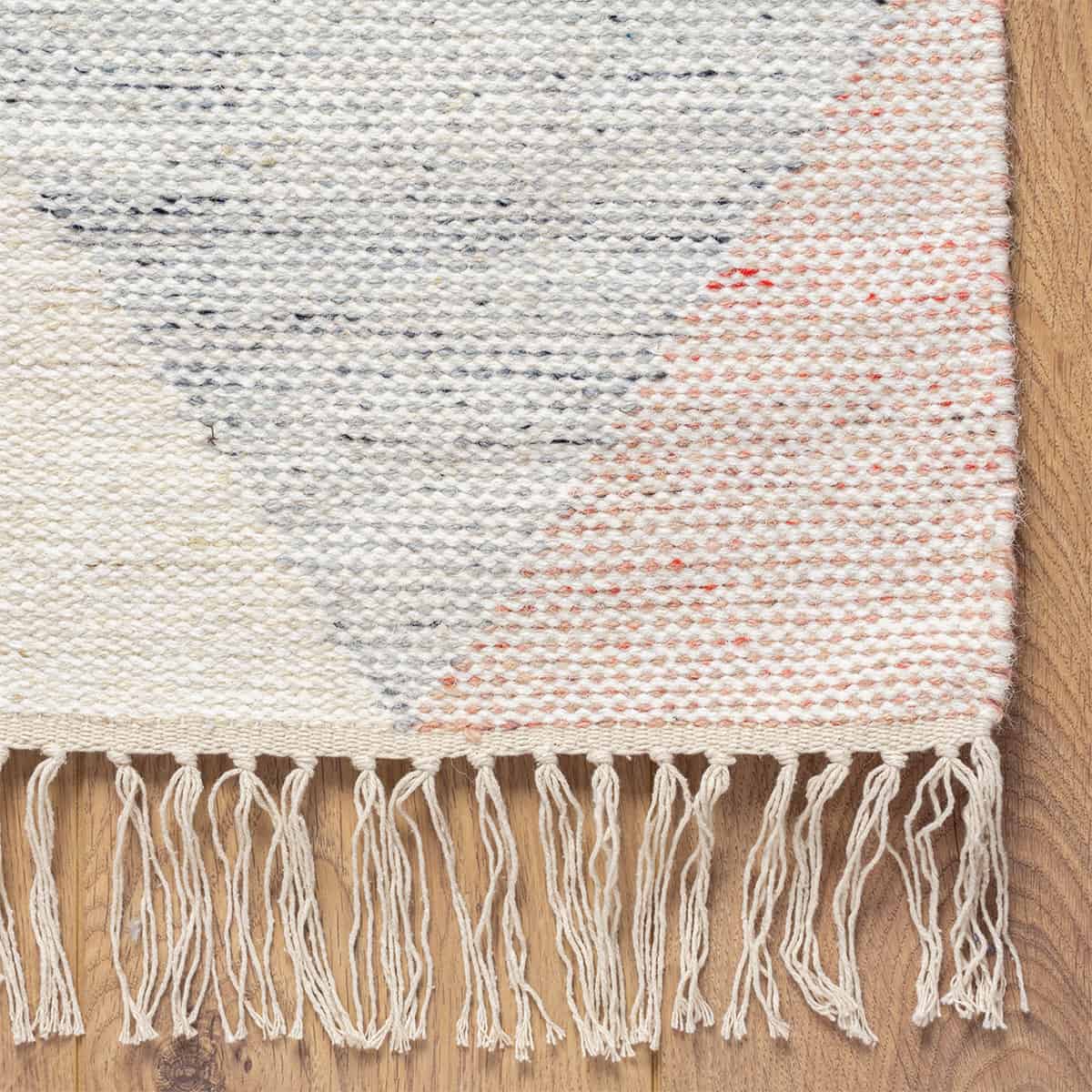  שטיח קילים סקנדינבי 27 קרם/ורוד/אפור עם פרנזים | השטיח האדום 
