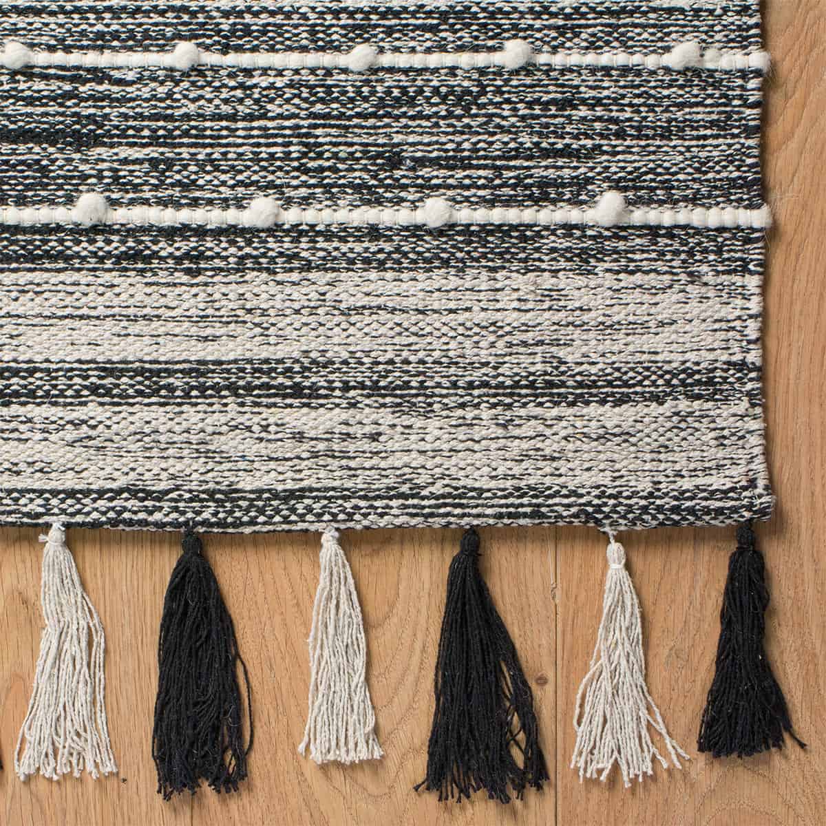 שטיח גפן כותנה 11 שחור/לבן עם פרנזים | השטיח האדום