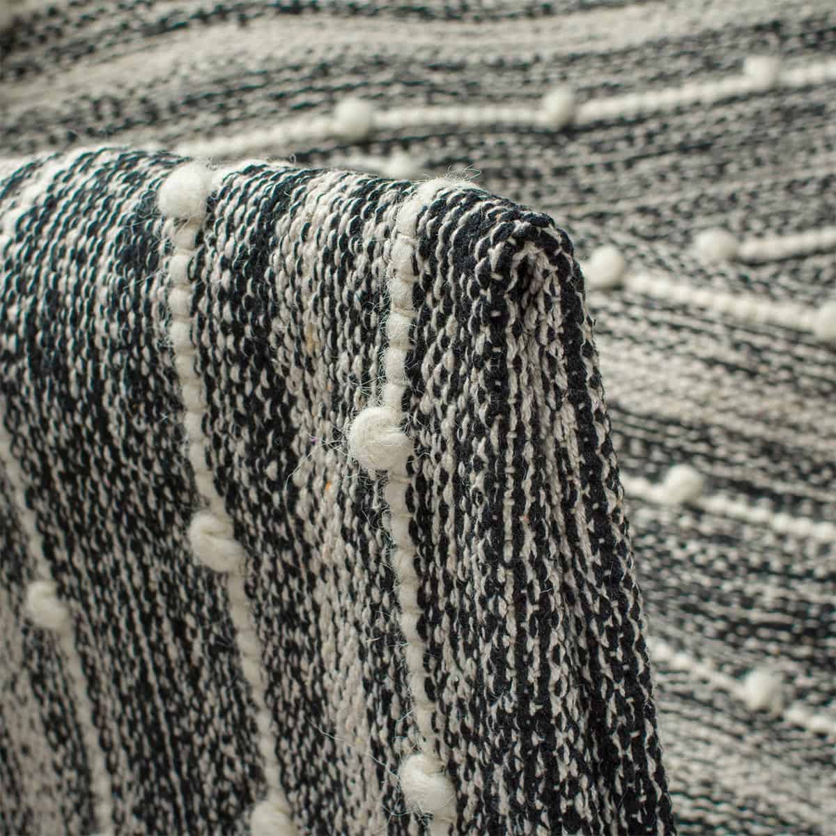 שטיח גפן כותנה 11 שחור/לבן עם פרנזים | השטיח האדום