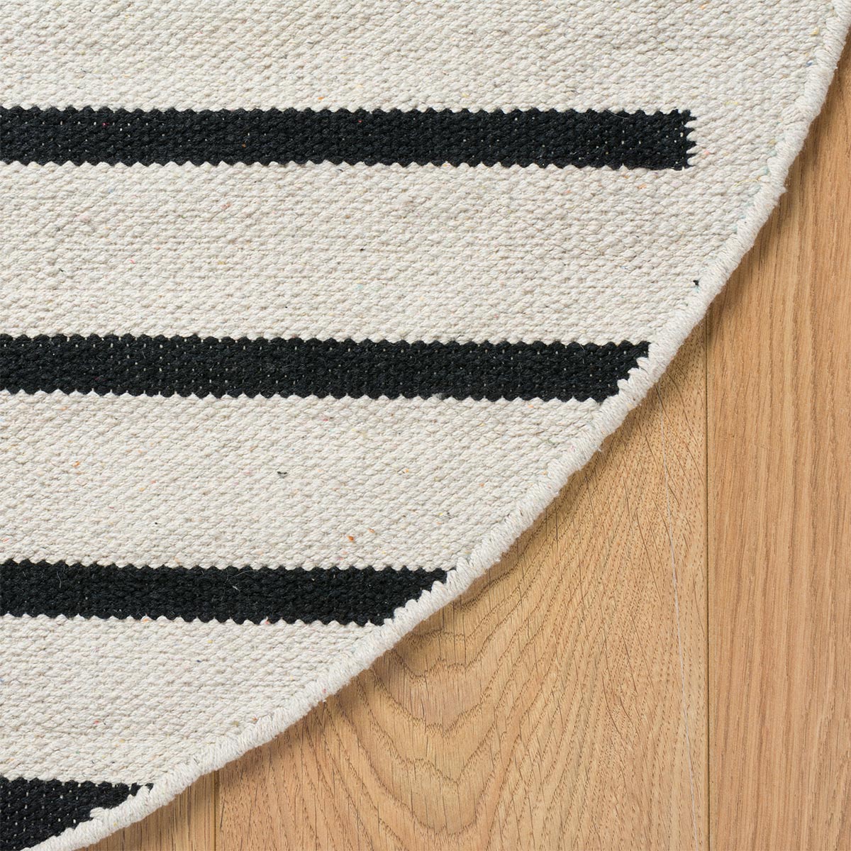 שטיח קילים סקנדינבי 28 לבן/שחור עגול | השטיח האדום