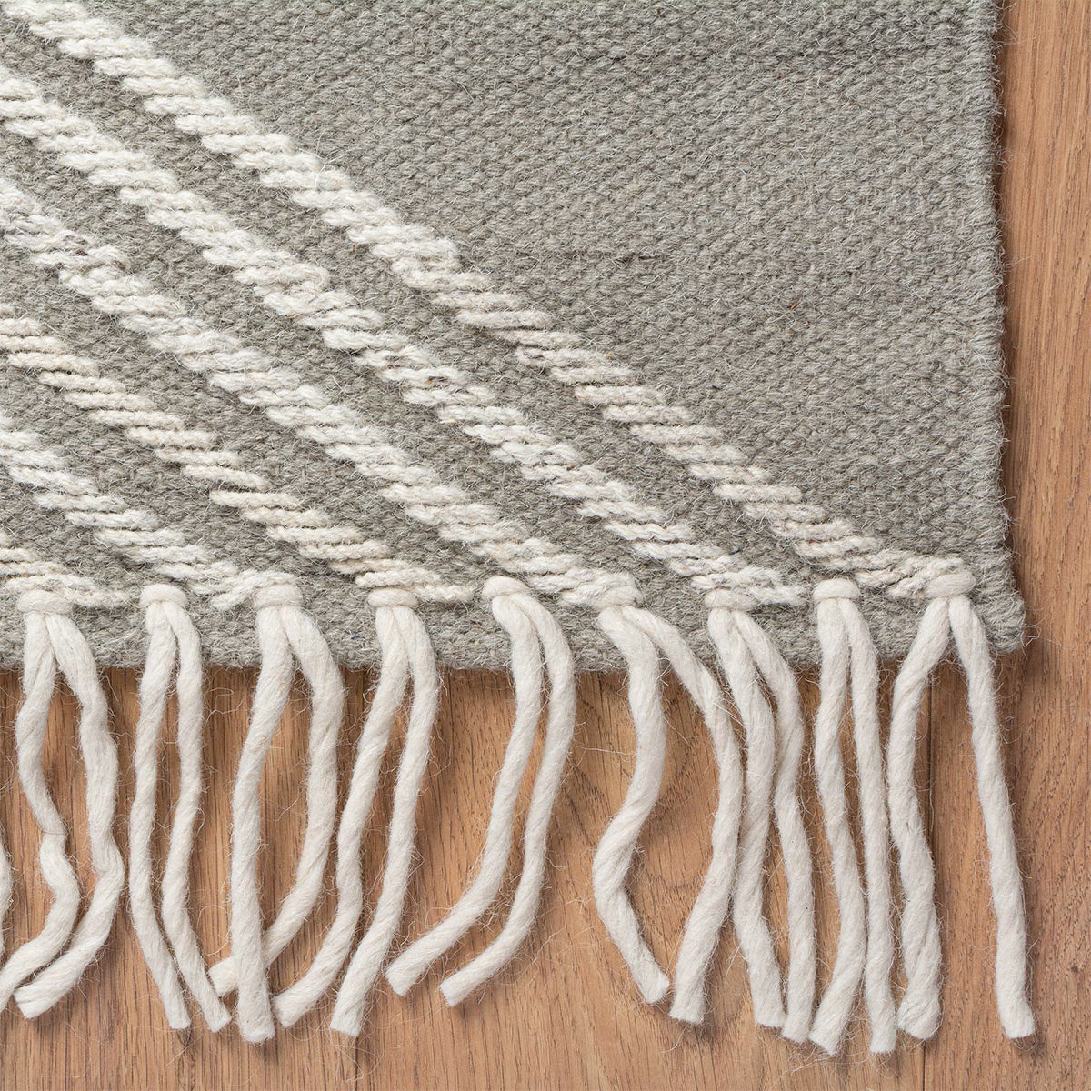 שטיח קילים סקנדינבי 16 אפור/לבן עם פרנזים | השטיח האדום