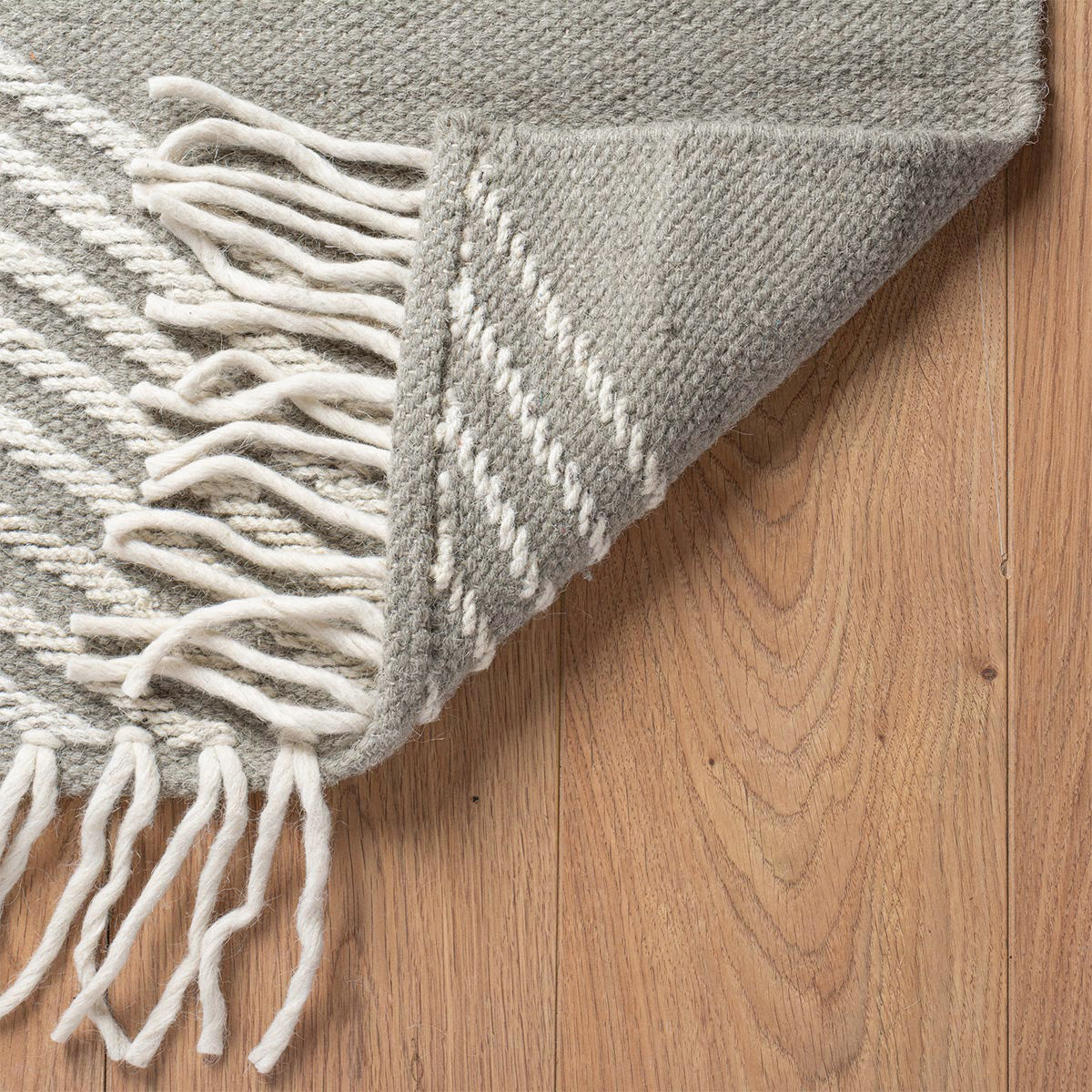 שטיח קילים סקנדינבי 16 אפור/לבן עם פרנזים | השטיח האדום