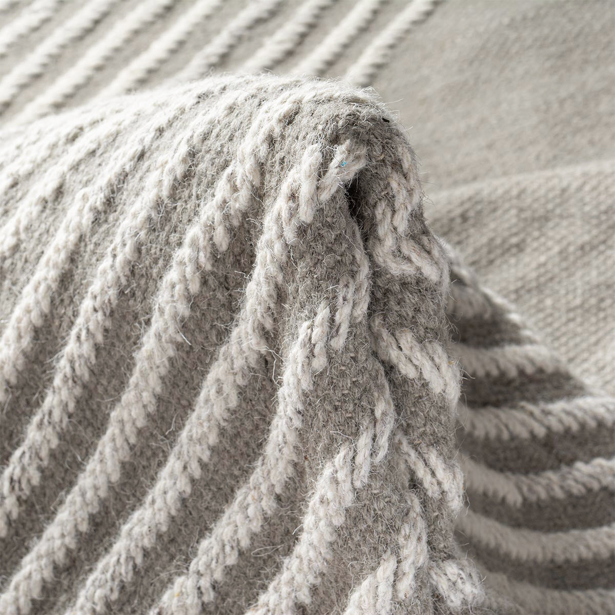 שטיח קילים סקנדינבי 16 אפור/לבן עם פרנזים | השטיח האדום