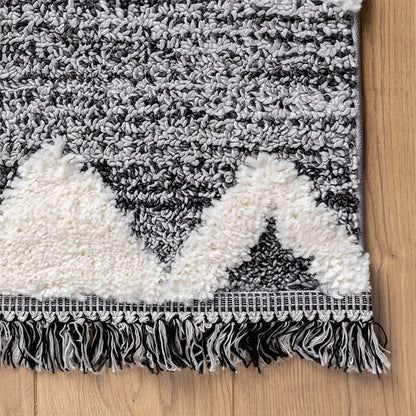 שטיח אטלס 07 אפור עם פרנזים שחורים | השטיח האדום