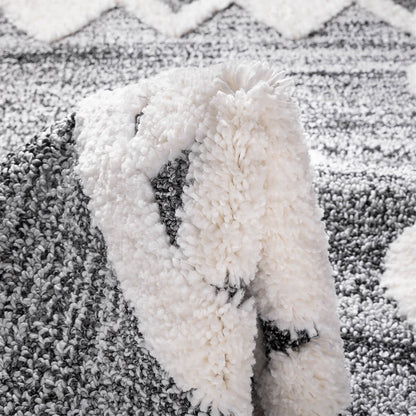 שטיח אטלס 07 אפור עם פרנזים שחורים | השטיח האדום