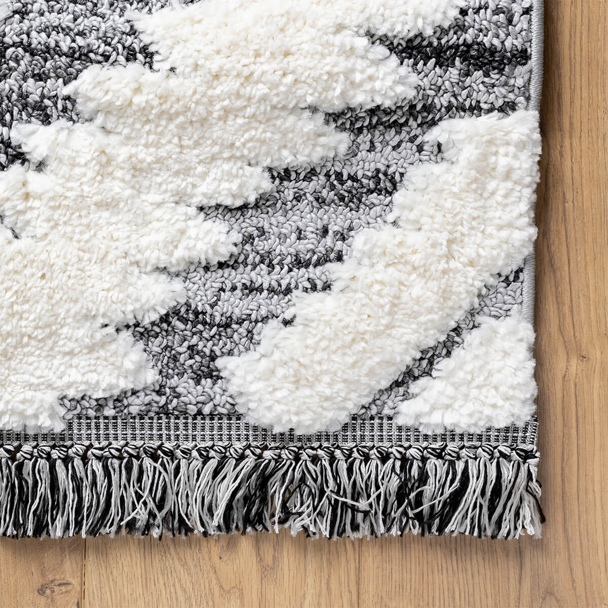 שטיח אטלס 09 אפור עם פרנזים שחורים