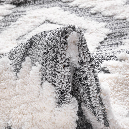 שטיח אטלס 09 אפור עם פרנזים שחורים ATLAS