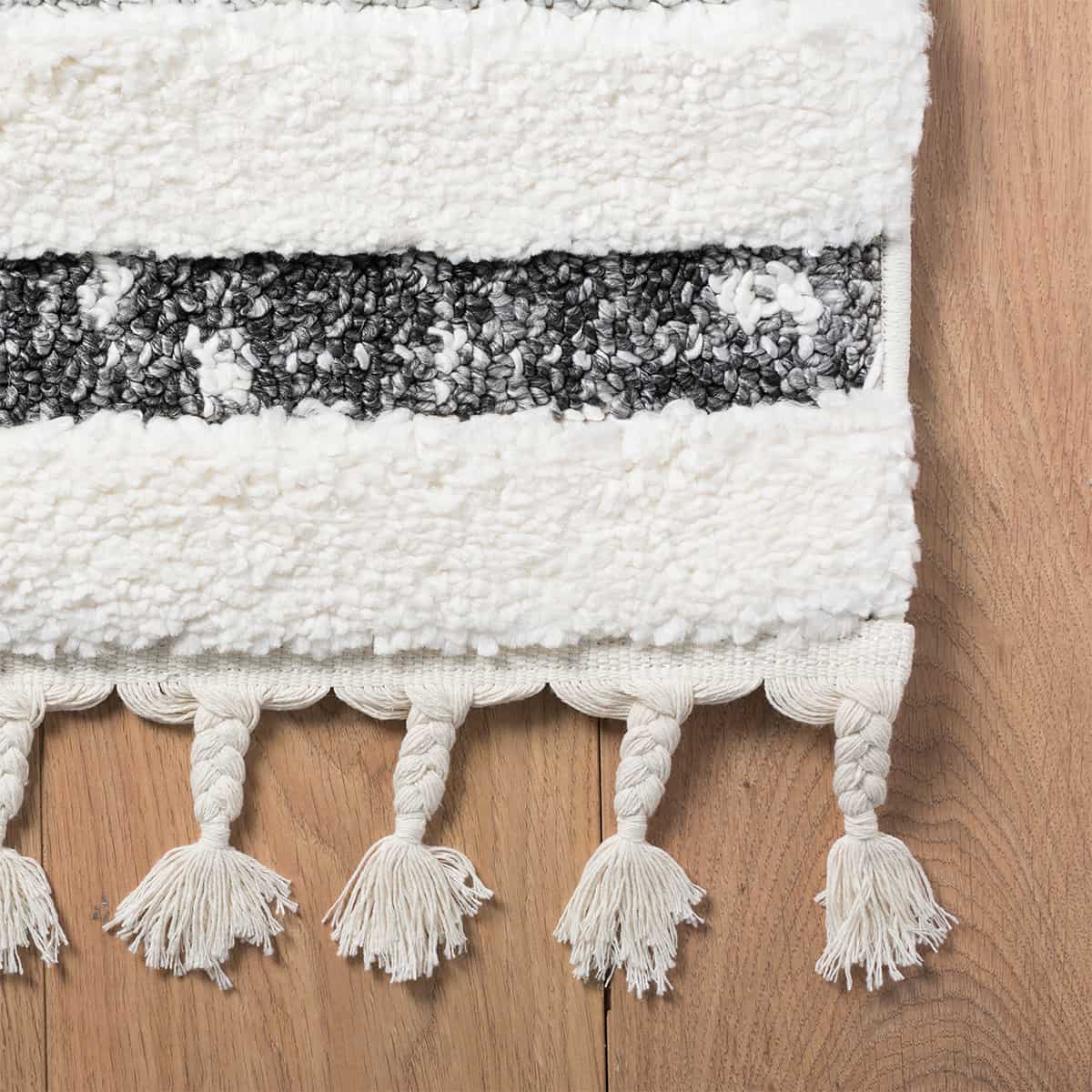 שטיח אטלס 19 קרם/שחור ריבוע עם פרנזים | השטיח האדום