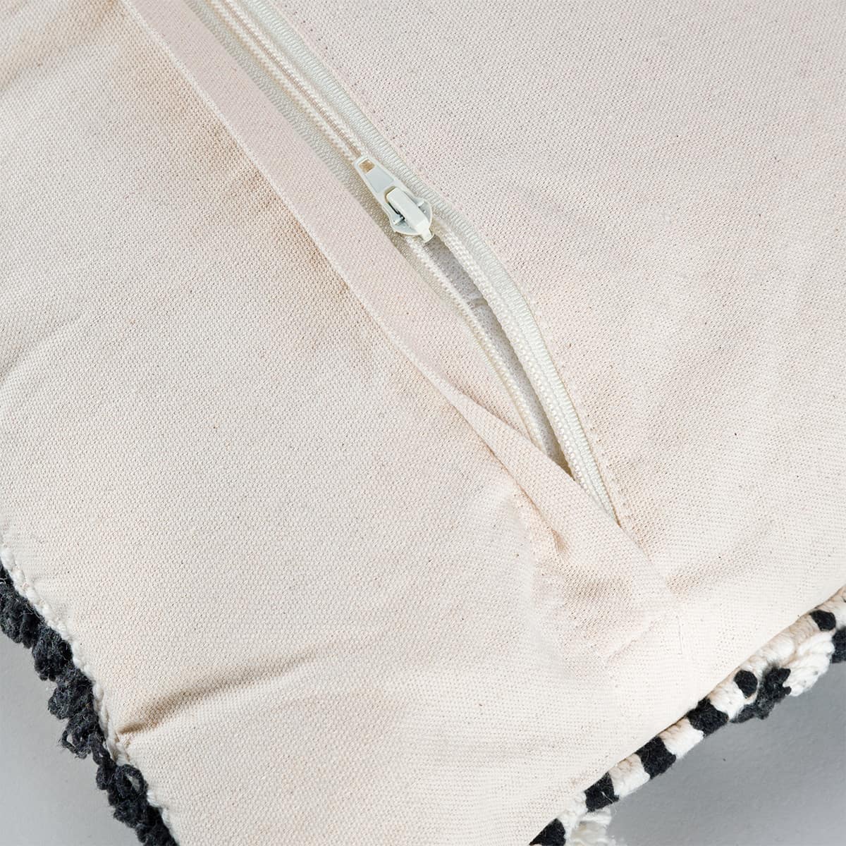 כרית אוסלו 10 קרם/שחור | השטיח האדום