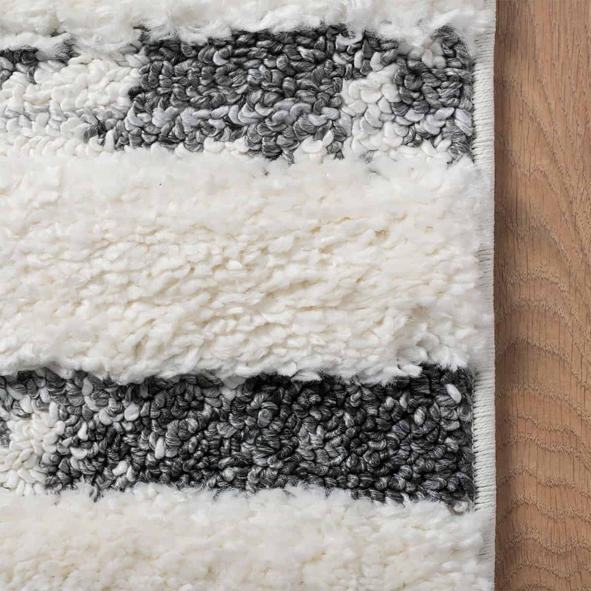 שטיח אטלס 19 קרם/שחור עם פרנזים | השטיח האדום