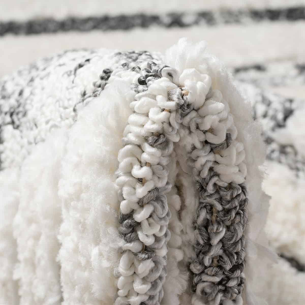 שטיח אטלס 19 קרם/שחור ריבוע עם פרנזים | השטיח האדום