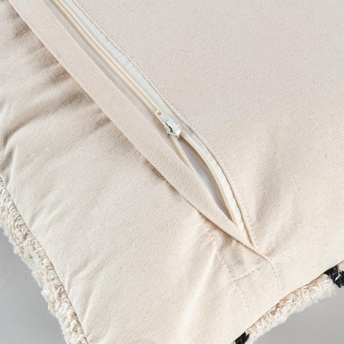 כרית אוסלו 03 קרם/שחור | השטיח האדום