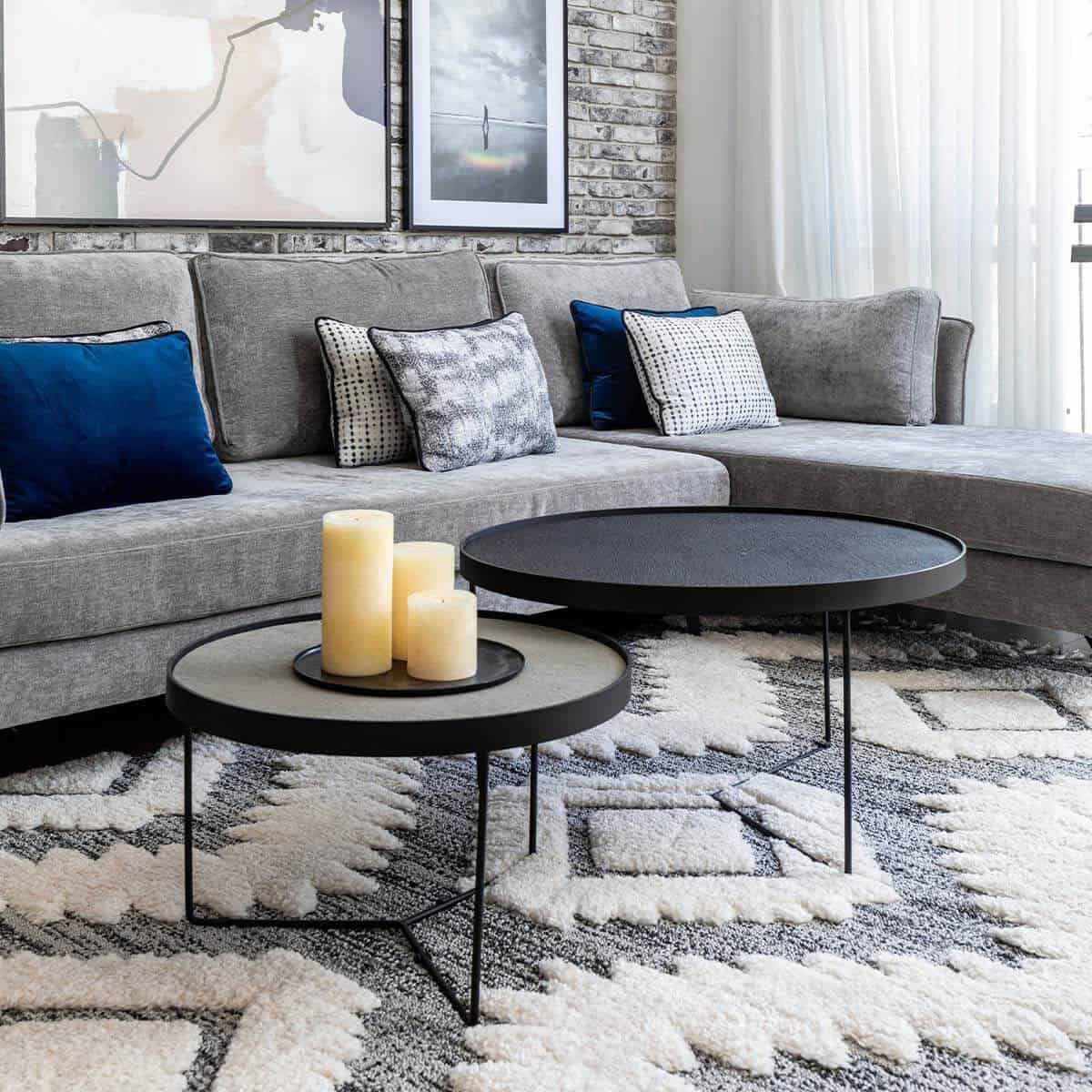 שטיח אטלס 09 אפור עם פרנזים | השטיח האדום | עיצוב: רוני שני פלדשטיין, צילום: אורית ארנון 