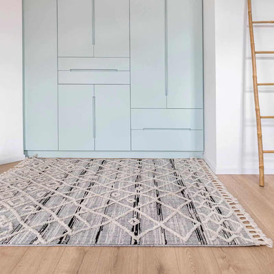 שטיח אטלס 02 אפור/שחור/קרם עם פרנזים | השטיח האדום | עיצוב: רוני שני פלדשטיין, צילום: אורית ארנון 