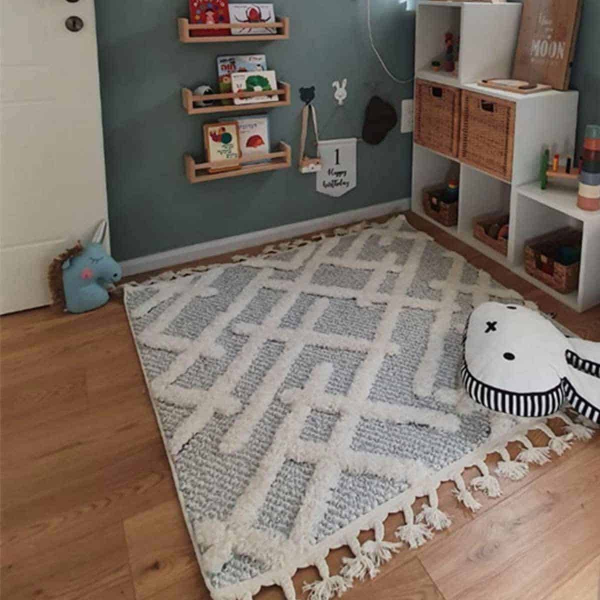 שטיח אטלס 20 אפור/קרם ריבוע עם פרנזים | השטיח האדום | עיצוב: איל עוז, צילום: איל עוז