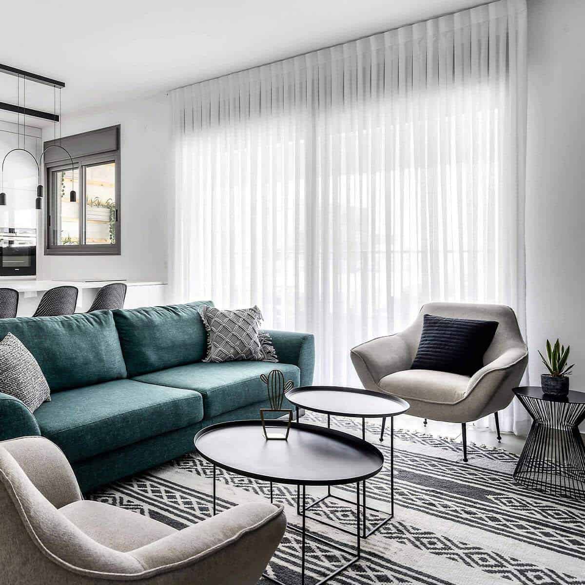 שטיח ברבר מרוקאי 04 אפור כהה/לבן עם פרנזים | השטיח האדום | עיצוב: יעל שביט, צילום: מאור מויאל 