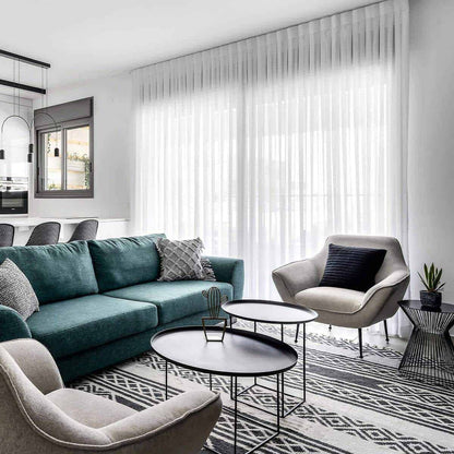 שטיח ברבר מרוקאי 04 אפור כהה/לבן עם פרנזים | השטיח האדום | עיצוב: יעל שביט, צילום: מאור מויאל 