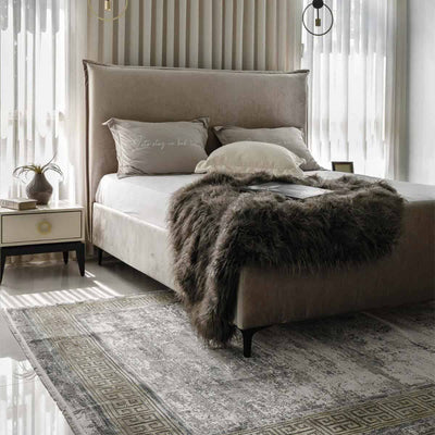 שטיח ג'איפור 21 אפור/בז' עם פרנזים | השטיח האדום | עיצוב: דנית רוטמן, צילום: אורן עמוס