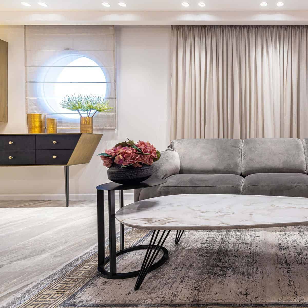 שטיח ג'איפור 21 אפור/בז' עם פרנזים | השטיח האדום | עיצוב: איציק אייזנשטיין, צילום: עידן ואיתן צילום אדריכלות 