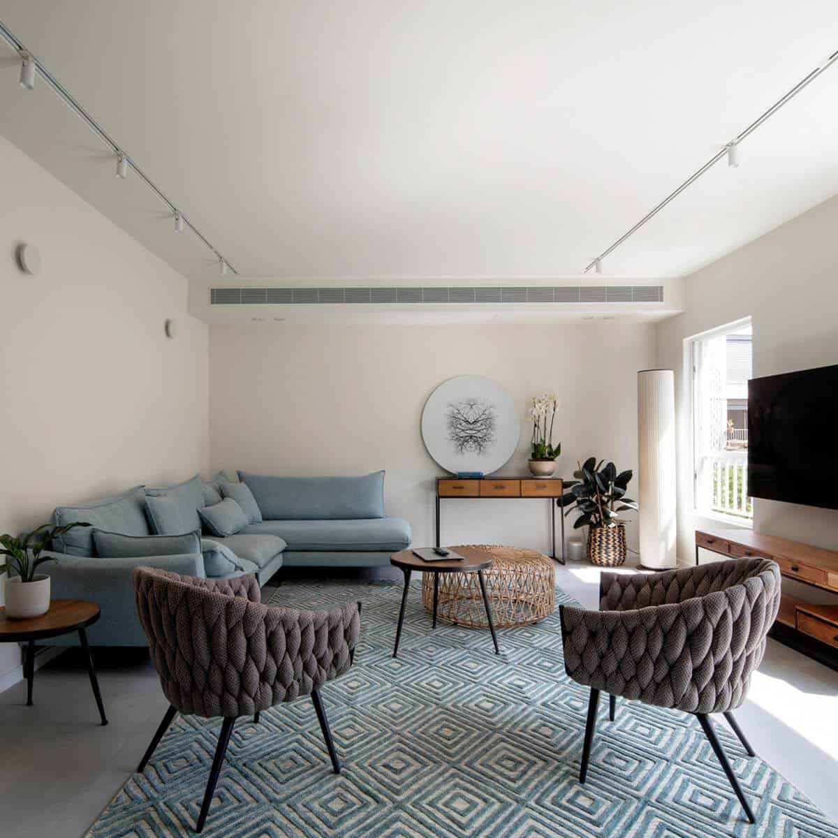 שטיח זארה 01 בז'/תכלת | השטיח האדום | עיצוב: אירה פרדקין, צילום: כפיר זיו 