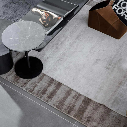 שטיח טוסקנה 01 אפור בהיר | השטיח האדום | עיצוב: יוסור עיסא, צילום: אורן עמוס