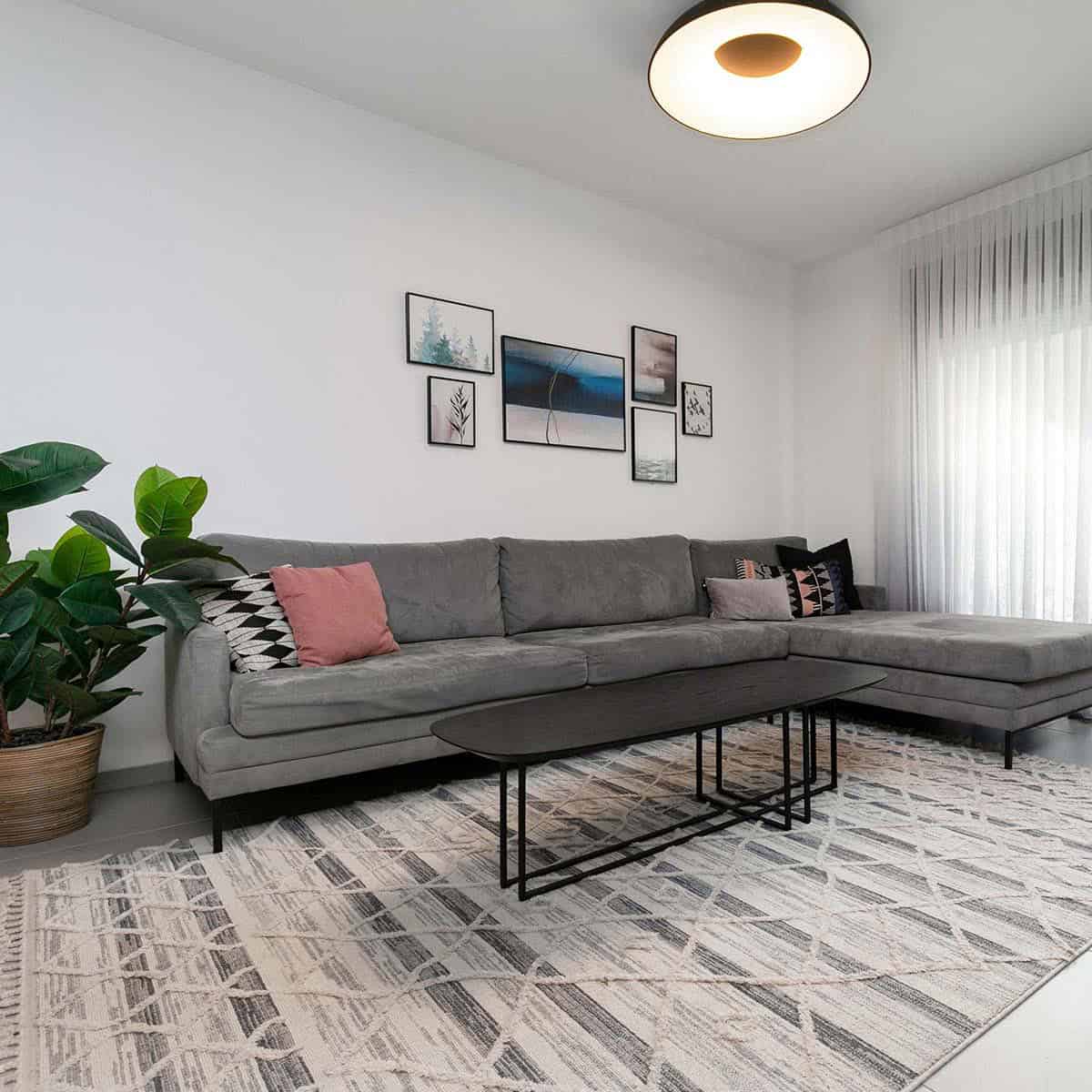 שטיח אטלס 03 אפור/קרם/אפור כהה עם פרנזים | השטיח האדום | עיצוב: מיכל מייזליש, צילום: המל צילום 