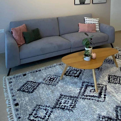 שטיח טנג'יר 09 אפור/שחור עם פרנזים | השטיח האדום | עיצוב: הילה גדעוני, צילום: הילה גדעוני 