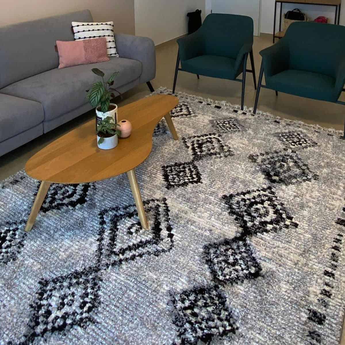 שטיח טנג'יר 09 אפור/שחור עם פרנזים | השטיח האדום | עיצוב: הילה גדעוני, צילום: הילה גדעוני 